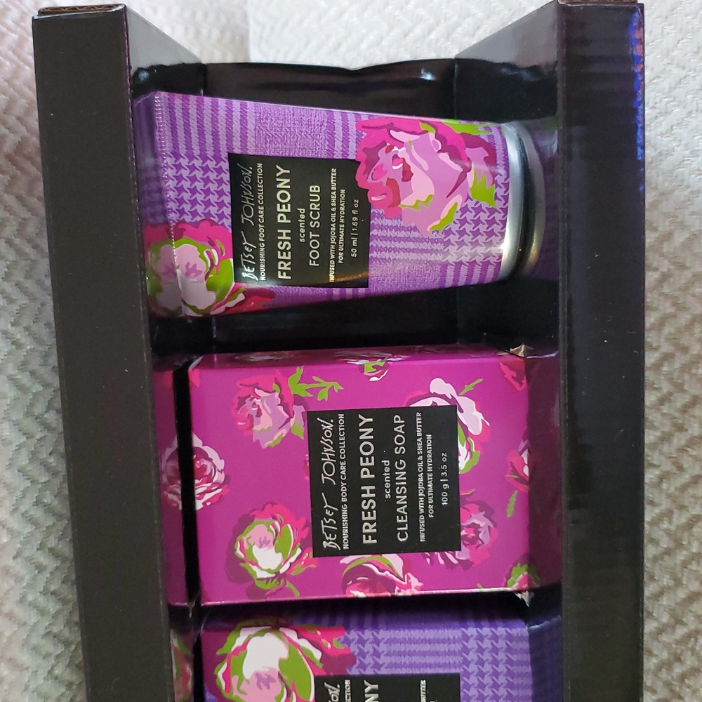 Betsey Johnson 4 Piece Bath & Body Bundle - Picture 3 of 7